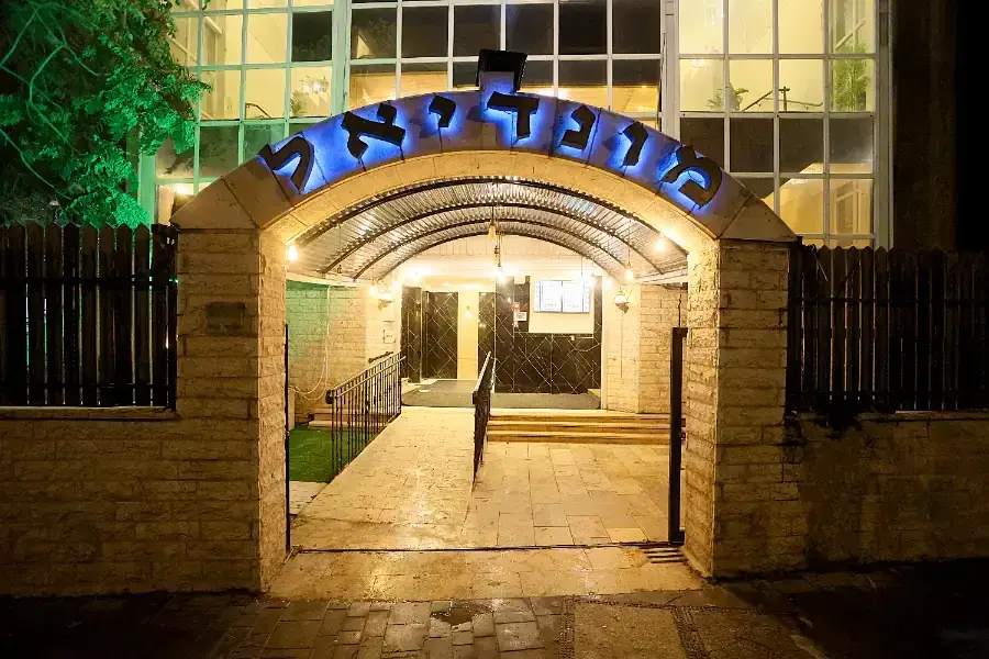 כניסה מוארת למתחם